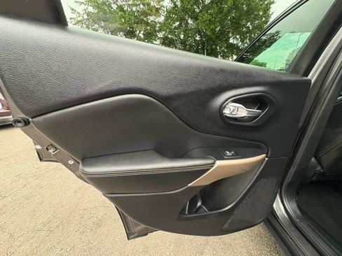 Used 2017 Jeep Cherokee Sport FWD image 23