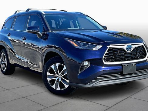 Used 2023 Toyota Highlander XLE image 2