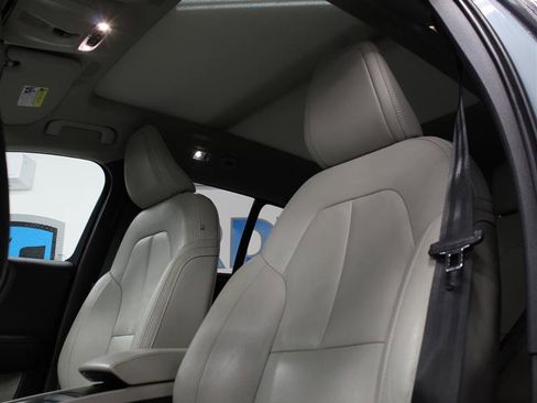 Used 2019 Volvo XC40 T5 Momentum image 7