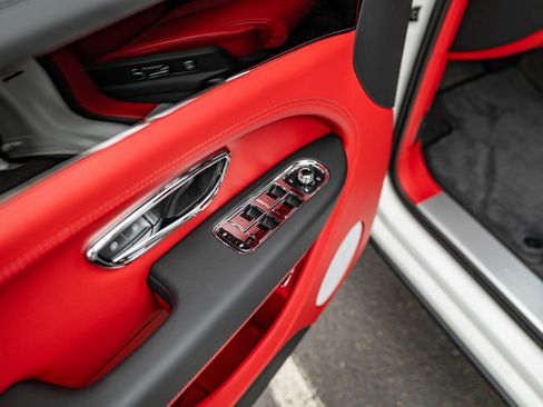 Used 2025 Bentley Bentayga image 14