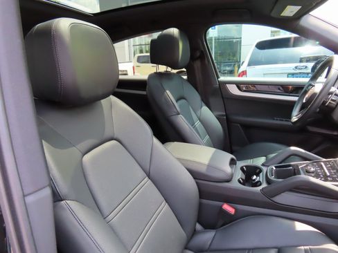 Used 2024 Porsche Cayenne Coupe image 36