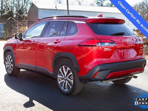 Used 2022 Toyota Corolla Cross XLE image 3