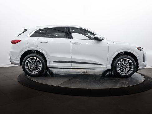 Used 2025 Audi Q5 Premium Plus w/ Premium Plus AWD/4WD image 3