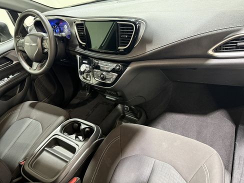 Used 2023 Chrysler Pacifica Touring image 11