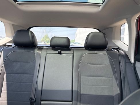 Used 2022 Volkswagen Taos SE w/ Panoramic Sunroof Package AWD/4WD image 10