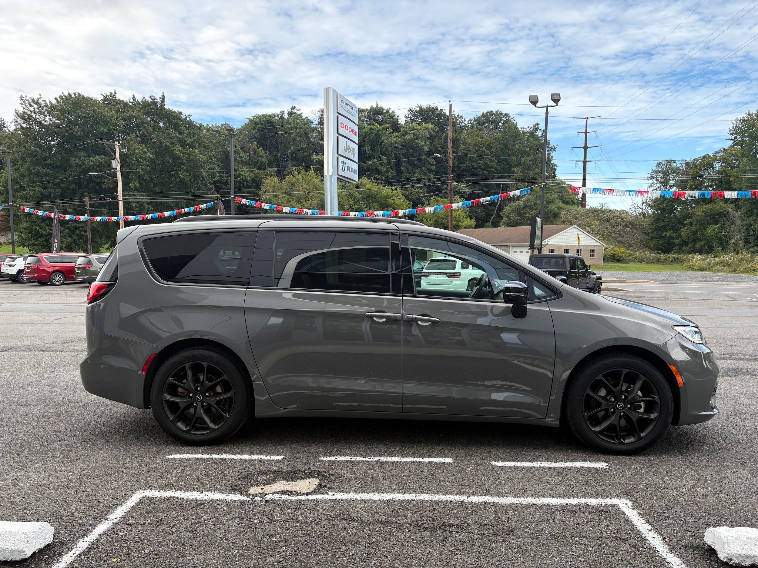 Certified 2025 Chrysler Pacifica Limited FWD image 6
