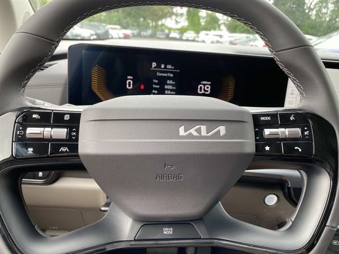 New 2027 Kia Carnival LX FWD image 13