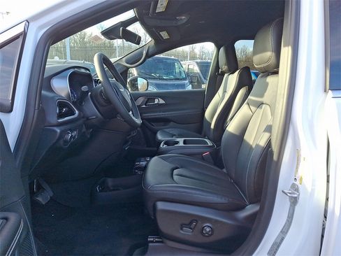 New 2026 Chrysler Voyager LX image 9