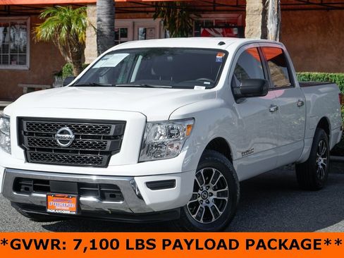 Used 2021 Nissan Titan SV image 4
