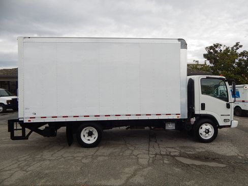 Used 2018 Isuzu NPR image 9