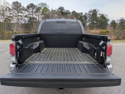 Used 2022 Toyota Tacoma TRD Off-Road image 22