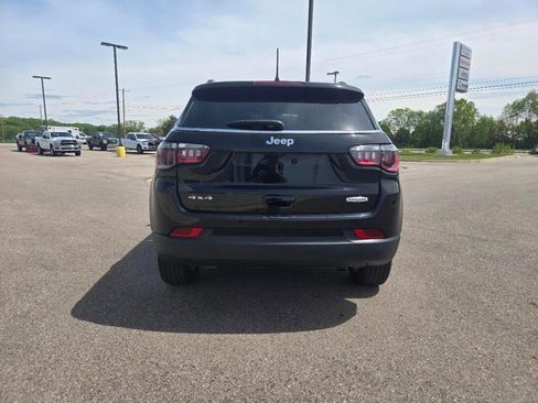 Used 2025 Jeep Compass Latitude AWD/4WD image 6