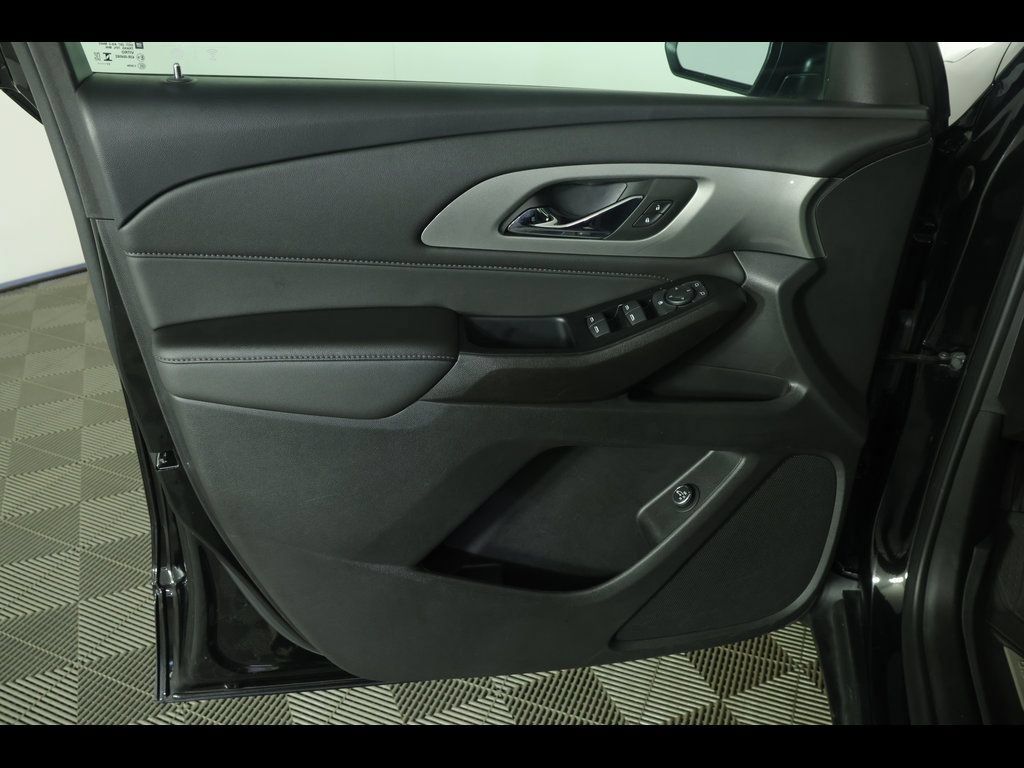 Used 2023 Chevrolet Traverse LT FWD image 21