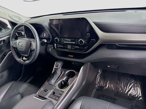 Used 2024 Toyota Highlander Limited image 30
