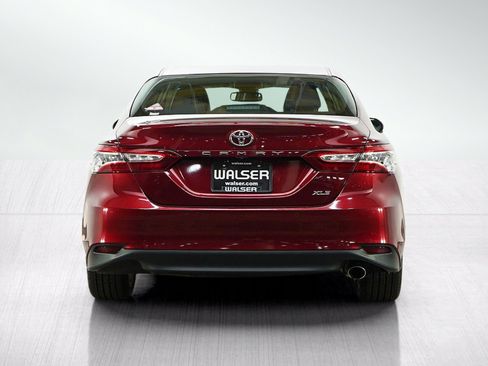 Used 2018 Toyota Camry XLE FWD image 4