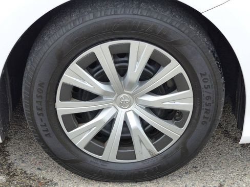 Used 2018 Toyota Camry LE FWD image 12