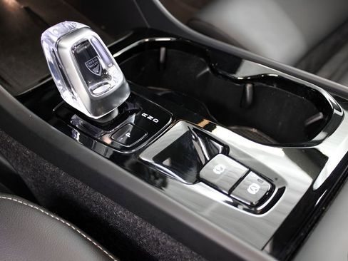 Certified 2025 Volvo XC40 B5 Ultra AWD/4WD image 43