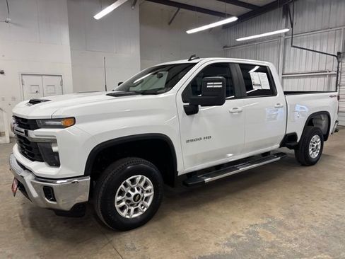 Used 2025 Chevrolet Silverado 2500 LT w/ Convenience Package AWD/4WD image 3