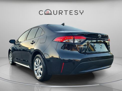 Used 2021 Toyota Corolla LE image 2