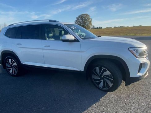 Used 2024 Volkswagen Atlas SEL image 2