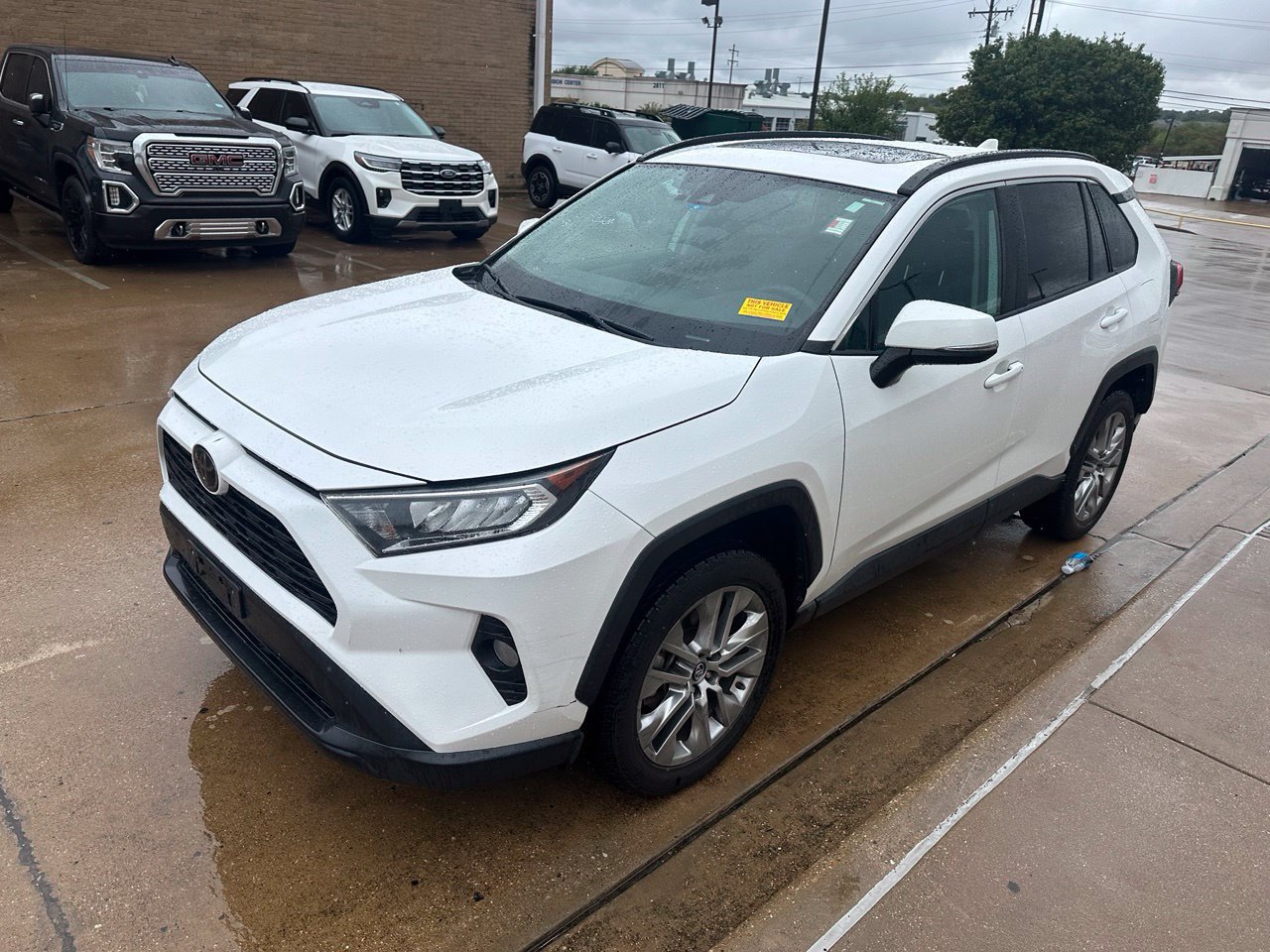 Used 2020 Toyota RAV4 XLE Premium FWD image 10