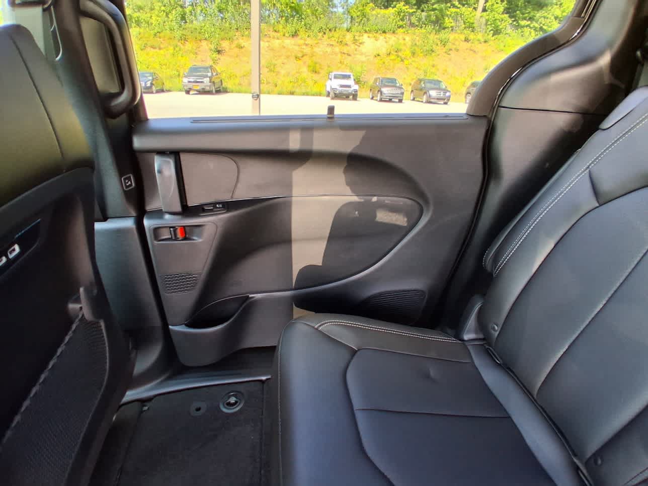 New 2027 Chrysler Pacifica Select AWD/4WD image 14