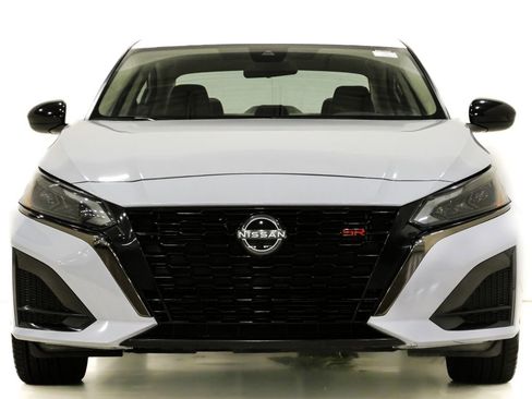 Used 2024 Nissan Altima 2.5 SR FWD image 2