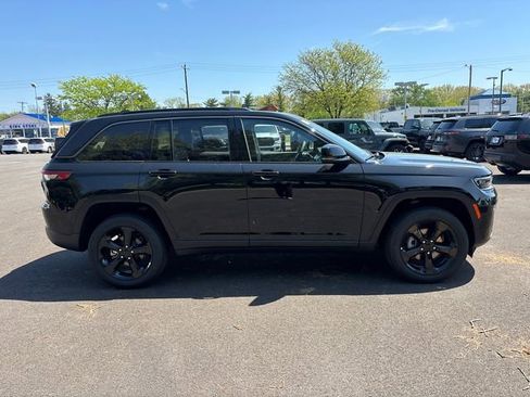 New 2026 Jeep Grand Cherokee Limited w/ Limited Altitude Package AWD/4WD image 28
