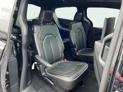 Used 2024 Chrysler Pacifica Limited w/ Uconnect Theater Family Group FWD image 16
