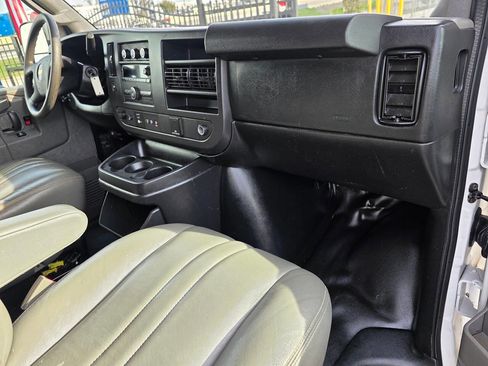 Used 2019 Chevrolet Express 2500 Extended image 18