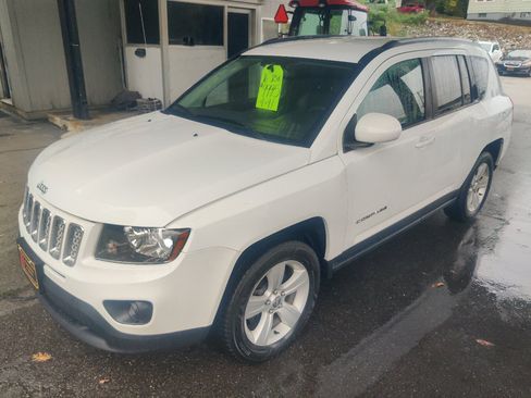 Used 2016 Jeep Compass Latitude image 2