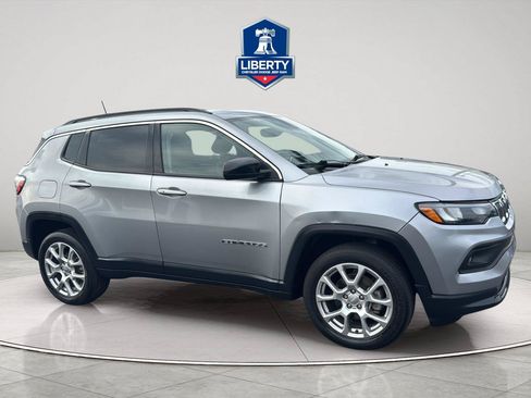Used 2022 Jeep Compass Latitude w/ Sun and Sound Group AWD/4WD image 14