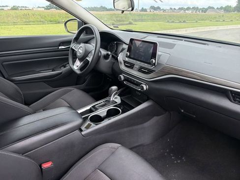 Used 2024 Nissan Altima 2.5 SV FWD image 15