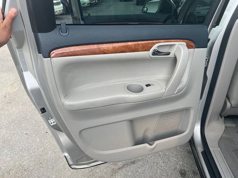 Used 2008 Saturn Outlook XR w/ Premium Trim Package FWD image 3