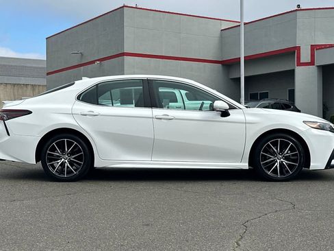 Certified 2022 Toyota Camry SE image 6