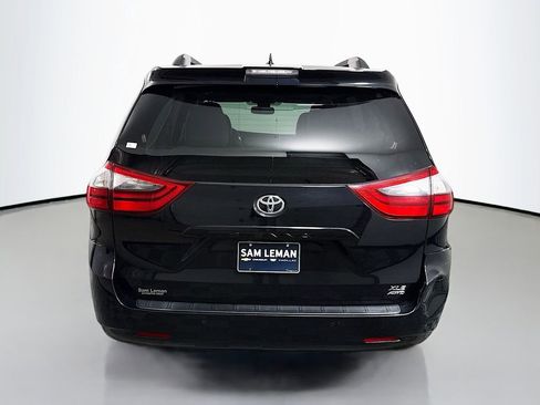 Used 2020 Toyota Sienna XLE image 6