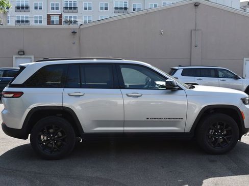 Used 2025 Jeep Grand Cherokee Altitude AWD/4WD image 5