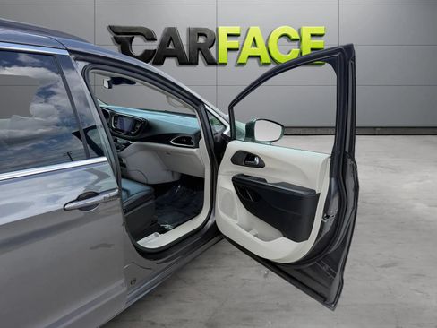 Used 2022 Chrysler Pacifica Touring-L FWD image 26
