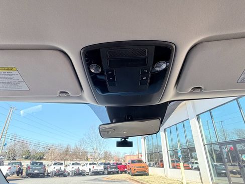 Used 2024 Kia Carnival LX image 17