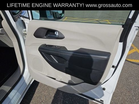 Used 2023 Chrysler Pacifica Touring-L FWD image 32