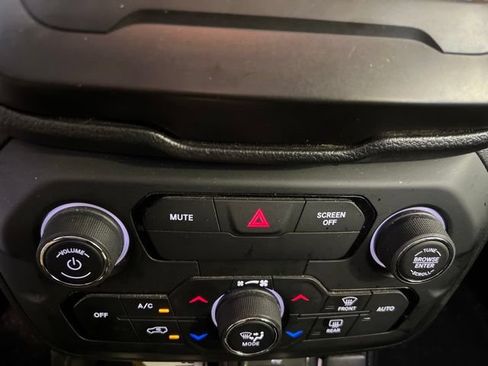 Used 2020 Jeep Renegade Latitude FWD image 14