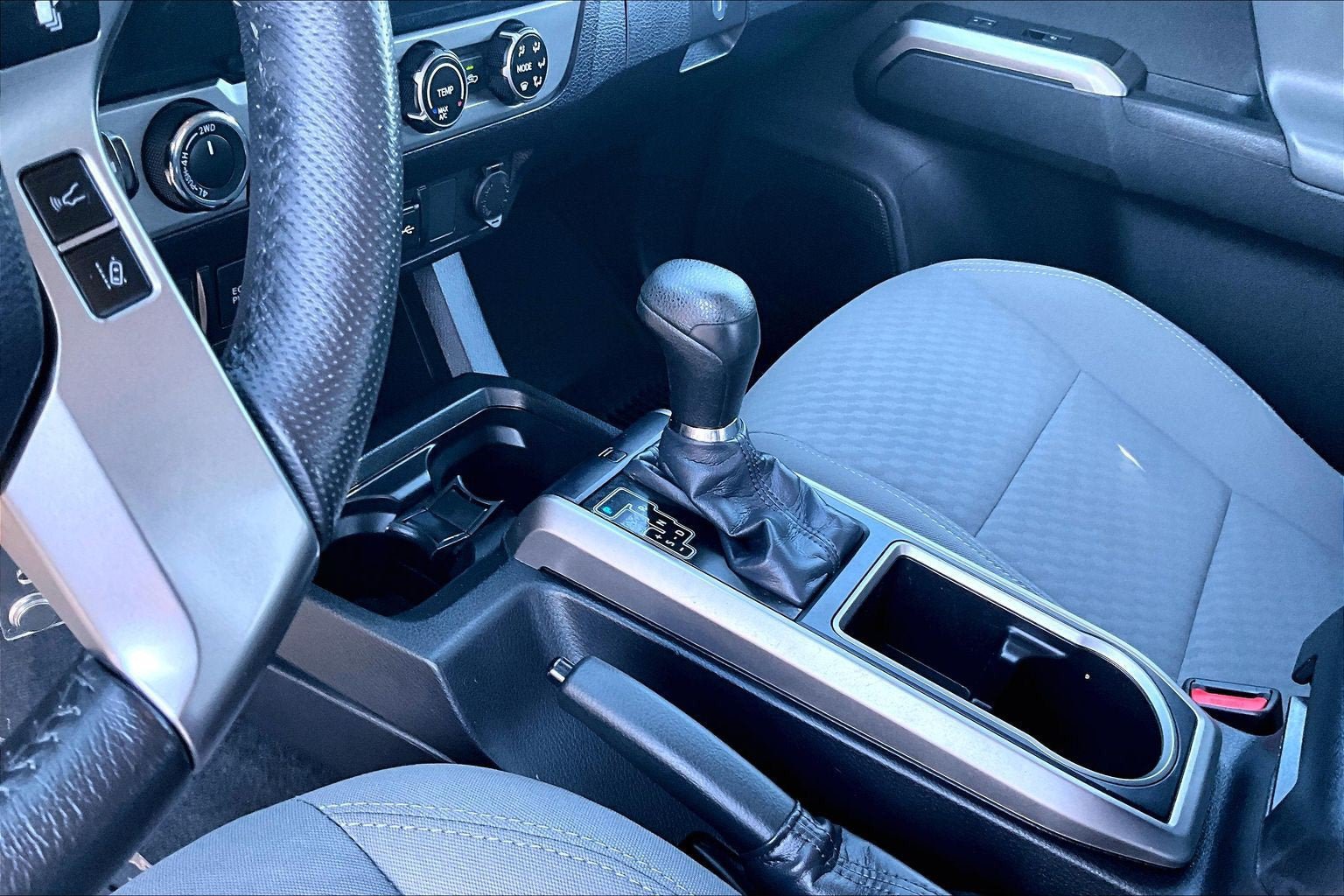 Used 2020 Toyota Tacoma SR5 w/ SR5 Appearance Package (SM) AWD/4WD image 16