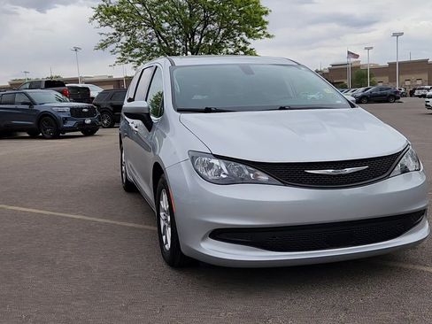 Used 2022 Chrysler Voyager LX FWD image 5