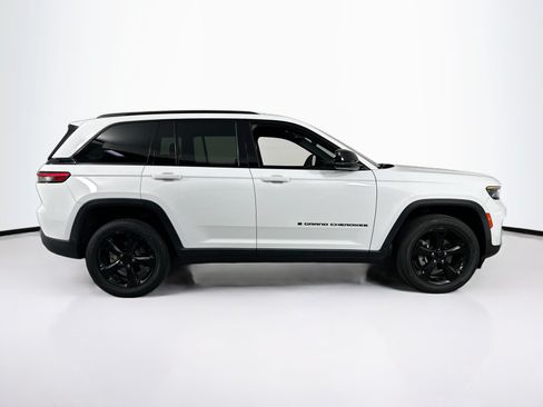 Used 2023 Jeep Grand Cherokee Altitude RWD image 4