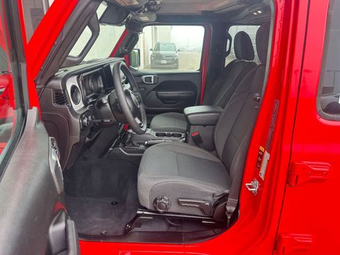 Used 2025 Jeep Wrangler Sport S image 27