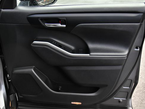 Used 2023 Toyota Highlander XLE AWD/4WD image 49