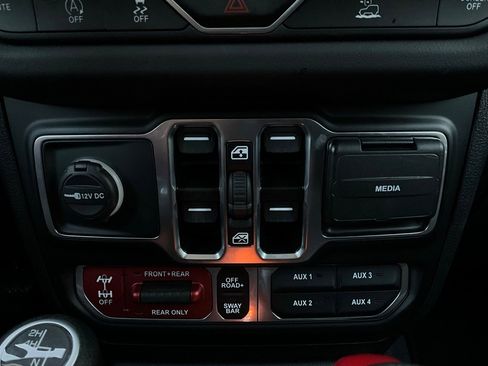 Used 2025 Jeep Wrangler Unlimited Rubicon image 22