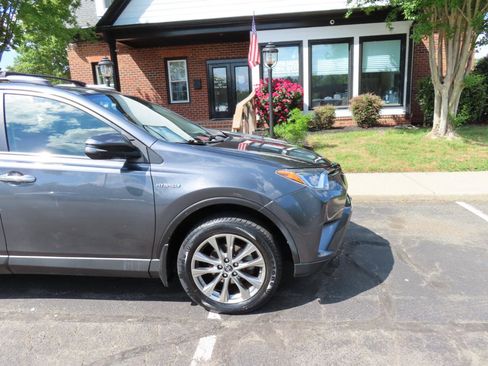 Used 2018 Toyota RAV4 Limited w/ Advanced Technology Package image 10