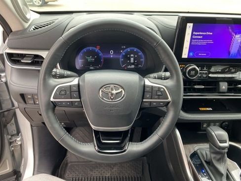 Used 2024 Toyota Highlander Platinum image 6