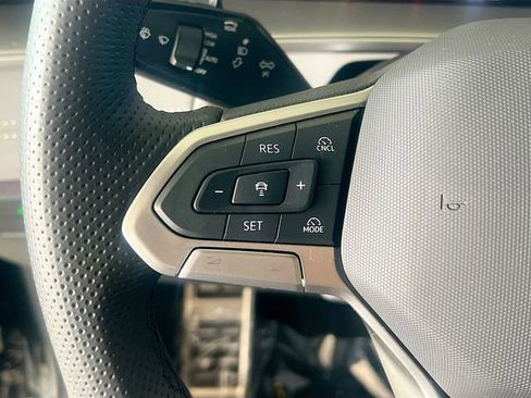 Used 2025 Volkswagen Tiguan SE R-Line image 17